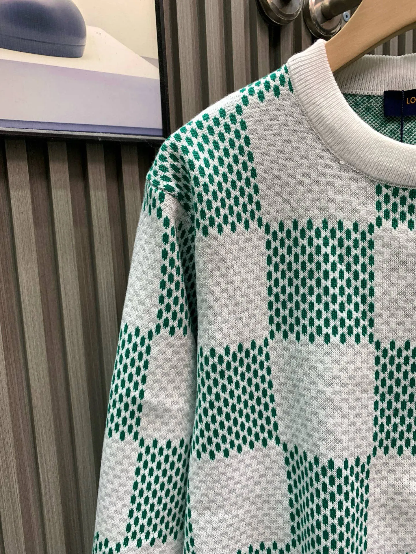 🅿️340 🀄️ Louis Vuitton Louis Vuitton*25SS green checkerboard round neck long-sleeved sweater. Originally purchased for 11,340. Fei Dong co-branded series. It is made of 14s fine knitting pieces and woven pieces imported from Germany. The knitting threads are color-matched. Environmentally friendly fixed dyeing. Customized cotton yarns are introduced. The yarns are processed by mercerization. Jacquard fabrics require fine yarn count and extremely high requirements for raw cotton. The body of the garment is made of imported 7-knit silk square weaving and jacquard craftsmanship. Each piece takes 150 minutes. The letter pattern adopts a double-sided wool hanging process, which is fine workmanship and clear texture. The extremely fine weaving thread is made of environmentally friendly fiber. The stitching uses a 9-pin plate. Each closing edge must be selected by hand. The stitching must be tight and smooth. The front, back, left, and right of the product body are neatly aligned. Combined with a special soft wash process, the body fabric has a soft and waxy drape feel. The softly stretched environmentally friendly microfiber creates the bottom layer and is not easily deformed when stretched.
